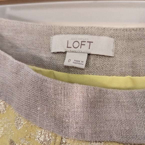 Loft yellow shimmer polka dot pleated skirt  Size 0 - Picture 3 of 5